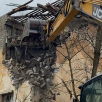 В Калуге начался снос еще одного аварийного дома