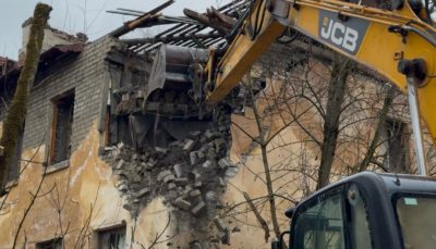 В Калуге начался снос еще одного аварийного дома В Калуге начался снос еще одного аварийного дома