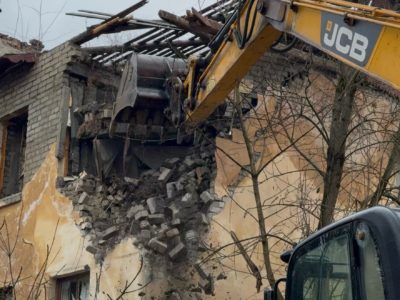 В Калуге начался снос еще одного аварийного дома