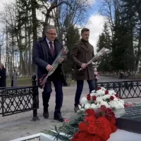 Калужане возложили цветы к памятнику Гагарина и могиле Циолковского