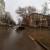 Lada врезалась в столб после встречи с Hyundai на калужском перекрестке Lada врезалась в столб после встречи с Hyundai на калужском перекрестке