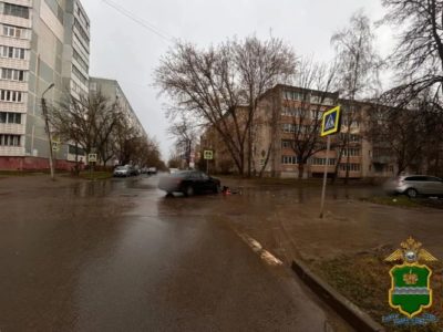 Lada врезалась в столб после встречи с Hyundai на калужском перекрестке Lada врезалась в столб после встречи с Hyundai на калужском перекрестке