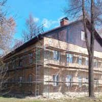 На Московской улице ремонтируют фасад дома