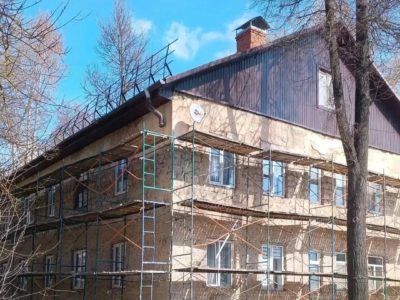 На Московской улице ремонтируют фасад дома
