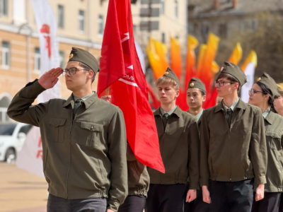 Юнармейцы промаршировали по Театральной площади