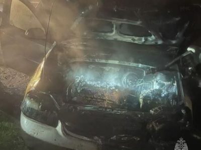 На Гурьянова загорелся автомобиль
