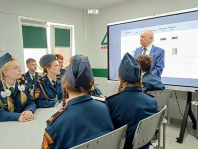 На Посту №1 караулу 3-й школы рассказали о памяти и долге