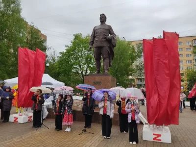 У памятника С. М. Кирову работает интерактивная литературно-музыкальная площадка «Без срока давности: ПОБЕДА!»