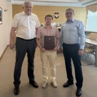 Дмитрий Денисов наградил калужанина за вклад в производство радиоэлектронной техники