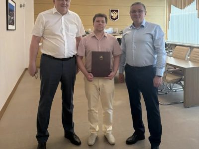Дмитрий Денисов наградил калужанина за вклад в производство радиоэлектронной техники