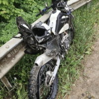 Мотоциклист врезался в отбойник: травмы получили два человека
