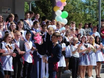 В школах Калужской области звенят последние звонки В школах Калужской области звенят последние звонки