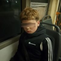 Пассажиры сняли с троллейбуса юного зацепера Пассажиры сняли с троллейбуса юного зацепера