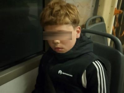 Пассажиры сняли с троллейбуса юного зацепера