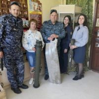Сотрудники КП-2 передали в калужский школьный музей экспонаты из зоны СВО