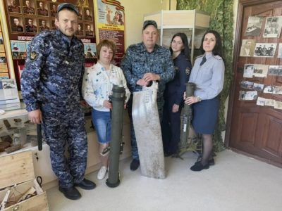 Сотрудники КП-2 передали в калужский школьный музей экспонаты из зоны СВО