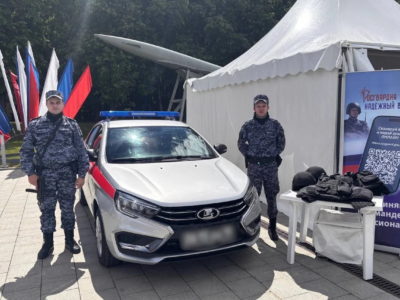 Росгвардейцы привезли на фестиваль «108 минут» автомобиль группы задержания