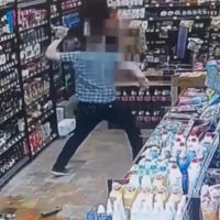 Неадекват забросал бутылками покупателей алкомаркета Неадекват забросал бутылками покупателей алкомаркета