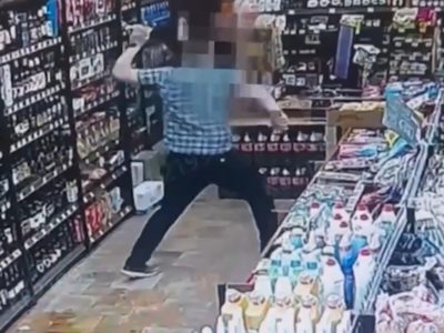 Неадекват забросал бутылками покупателей алкомаркета Неадекват забросал бутылками покупателей алкомаркета