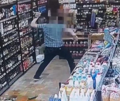 Неадекват забросал бутылками покупателей алкомаркета Неадекват забросал бутылками покупателей алкомаркета