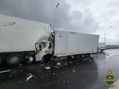 На трассе М3 столкнулись два грузовика: погиб водитель На трассе М3 столкнулись два грузовика: погиб водитель