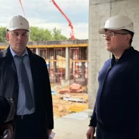 Дмитрий Денисов проверил ход строительства школы в микрорайоне Тайфун Дмитрий Денисов проверил ход строительства школы в микрорайоне Тайфун