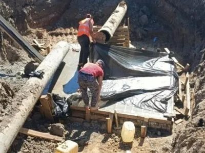 На Путейской улице укладывают новый водопровод