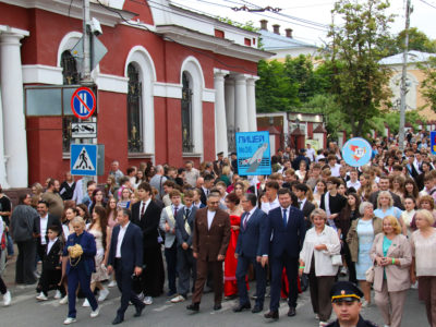 Прощание со школой: более 1600 калужских выпускников вступили во взрослую жизнь