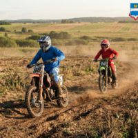 Калужские подростки гоняют по полям на мотоциклах и губят урожай Калужские подростки гоняют по полям на мотоциклах и губят урожай