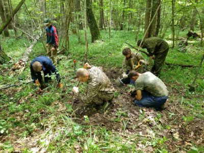 В «Калужских засеках» поисковики нашли обломки самолета с останками советского летчика В «Калужских засеках» поисковики нашли обломки самолета с останками советского летчика
