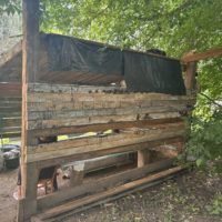 В Калуге ищут собственников заборов, шлагбаума и беседки