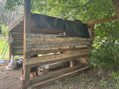 В Калуге ищут собственников заборов, шлагбаума и беседки
