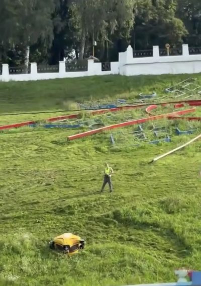 В Калуге робот-газонокосильщик приводит в порядок склон парка В Калуге робот-газонокосильщик приводит в порядок склон парка
