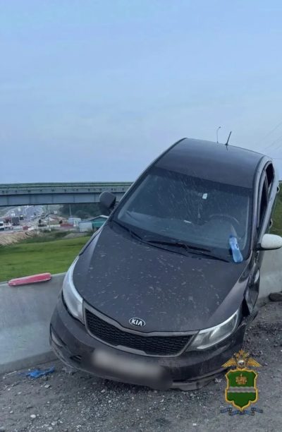 На калужской трассе иномарка врезалась в препятствие. Пассажир погиб На калужской трассе иномарка врезалась в препятствие. Пассажир погиб