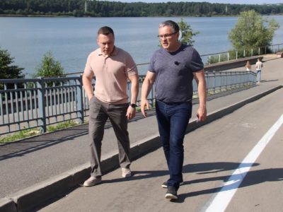 Дмитрий Денисов провел выездное совещание на набережной Яченского водохранилища