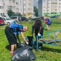 Волонтеры провели субботники на двух улицах Правого берега