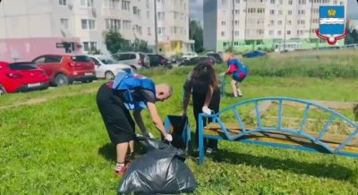Волонтеры провели субботники на двух улицах Правого берега