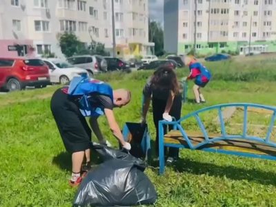Волонтеры провели субботники на двух улицах Правого берега