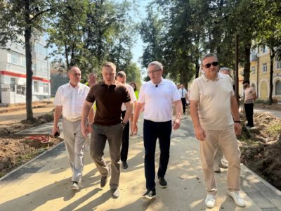 Дмитрий Денисов проверил ход работ на улице Чичерина