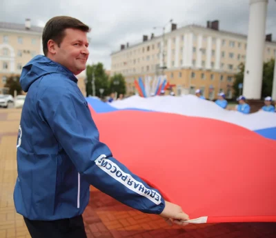 Юрий Моисеев: «Российский триколор – предмет гордости и национального единства, символ достижений и побед многих поколений россиян»