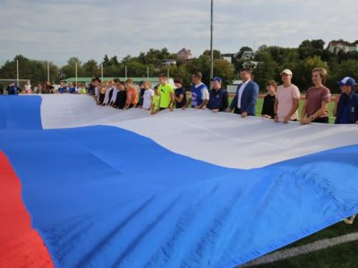 В Калуге развернули гигантский триколор В Калуге развернули гигантский триколор