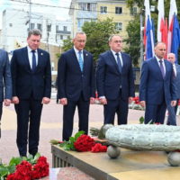 Владислав Шапша: «Мы ни на миг не забываем, кто отстоял независимость нашей Родины» Владислав Шапша: «Мы ни на миг не забываем, кто отстоял независимость нашей Родины»