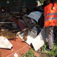 За неделю из Калуги вывезли более 1000 кубометров мусора За неделю из Калуги вывезли более 1000 кубометров мусора