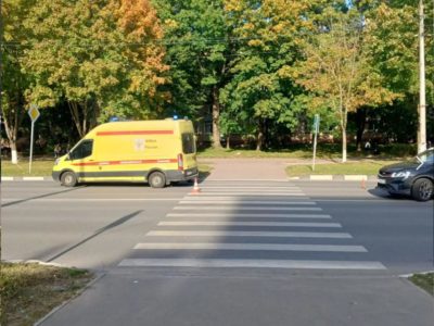 Машина скорой помощи сбила подростка на «зебре»
