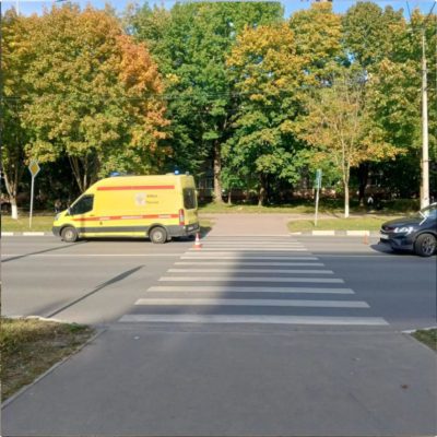 Машина скорой помощи сбила подростка на «зебре»