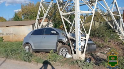 Водитель погиб, врезавшись в опору ЛЭП в Калуге
