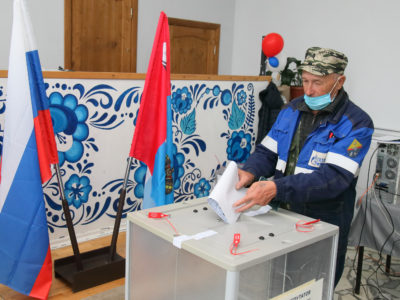 Калужане голосуют на избирательных участках с раннего утра Калужане голосуют на избирательных участках с раннего утра