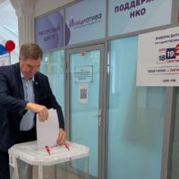 Сенатор Александр Савин проголосовал на избирательном участке в Народном доме Сенатор Александр Савин проголосовал на избирательном участке в Народном доме