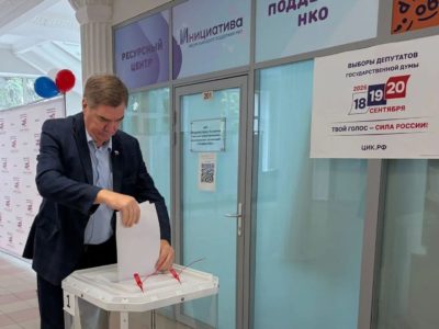 Сенатор Александр Савин проголосовал на избирательном участке в Народном доме 