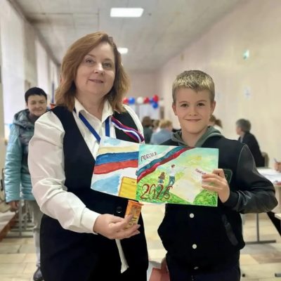 На избирательных участках проходит региональный конкурс детских рисунков «Голосует вся семья, а веду их снова я!»